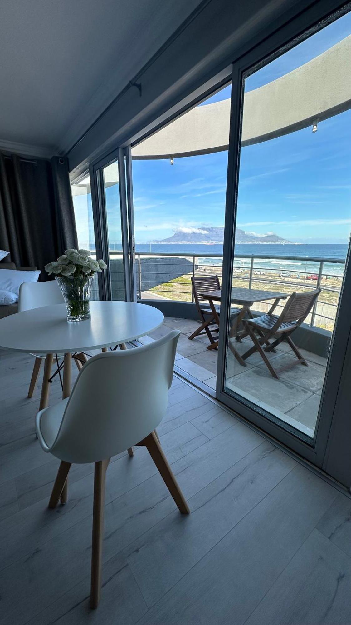 Oceansnest Guest House Bloubergstrand Exteriör bild